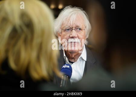 Hamburg, Deutschland. 25th. November 2021. Moderator Carlo von Tiedemann vor der Varieté-Premiere im Hansa Theater. Heute Abend beginnt die neue Saison der Varietes im Hansa-Theater. Kredit: Marcus Brandt/dpa/Alamy Live Nachrichten Stockfoto