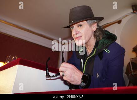 Hamburg, Deutschland. 25th. November 2021. Udo Lindenberg schaut zu Beginn der Varieté-Premiere im Hansa Theater aus seiner Box. Die neue Saison der Vielfalt im Hansa Theater beginnt heute Abend. Kredit: Marcus Brandt/dpa/Alamy Live Nachrichten Stockfoto