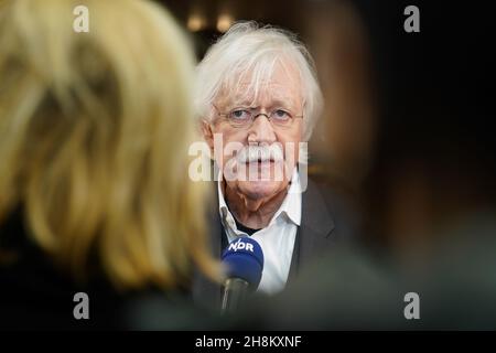 Hamburg, Deutschland. 25th. November 2021. Moderator Carlo von Tiedemann vor der Varieté-Premiere im Hansa Theater. Heute Abend beginnt die neue Saison der Varietes im Hansa-Theater. Kredit: Marcus Brandt/dpa/Alamy Live Nachrichten Stockfoto