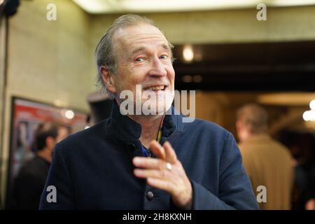 Hamburg, Deutschland. 25th. November 2021. Schauspieler Peter Lohmeyer geht zur Premiere von Varietes am Hansa Theater. Am Abend beginnt die neue Saison der Varietes im Hansa-Theater. Kredit: Marcus Brandt/dpa/Alamy Live Nachrichten Stockfoto