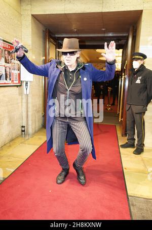 Hamburg, Deutschland. 25th. November 2021. Udo Lindenberg tanzt vor der Varieté-Premiere im Hansa-Theater auf dem roten Teppich. Heute Abend beginnt die neue Saison von Varieté im Hansa Theater. Kredit: Marcus Brandt/dpa/Alamy Live Nachrichten Stockfoto