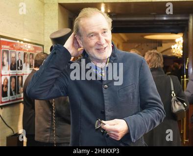 Hamburg, Deutschland. 25th. November 2021. Schauspieler Peter Lohmeyer geht zur Premiere von Varietes am Hansa Theater. Am Abend beginnt die neue Saison der Varietes im Hansa-Theater. Kredit: Marcus Brandt/dpa/Alamy Live Nachrichten Stockfoto