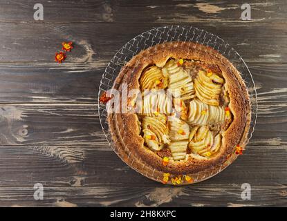 Peach Pie mit Haselnusscreme, Haselnüssen und essbaren Blumen. Französische Gourmetküche. Stockfoto