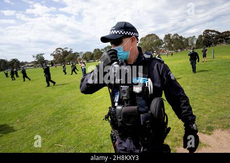 Die Polizei des Public Order Response Teams schiebt während des Freiheitsproteste Demonstranten zurück. Jeden Samstag und Sonntag finden in Melbourne Freiheitsproteste statt, als Reaktion auf die COVID-19-Beschränkungen der Regierungen und die fortgesetzte Abschaffung der Freiheiten, obwohl neue Fälle rückläufig sind. Victoria verzeichnete über Nacht weitere 21 neue Fälle sowie 7 Todesfälle. Stockfoto