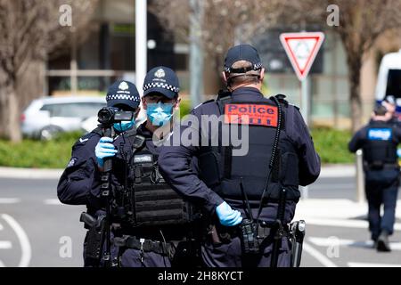 Einsatzteams für die öffentliche Ordnung und Polizeikameracrews treffen im Chadstone Einkaufszentrum ein, als sie auf eine kleine Gruppe von Demonstranten reagieren, die im Supermarkt erschienen und schnell zerstreut wurden, bevor während einer Reihe von Pop-up-Freiheitsprotesten irgendwelche Verhaftungen vorgenommen werden konnten. Jeden Samstag und Sonntag finden in Melbourne Freiheitsproteste statt, als Reaktion auf die COVID-19-Beschränkungen der Regierungen und die fortgesetzte Abschaffung der Freiheiten, obwohl neue Fälle rückläufig sind. Victoria verzeichnete über Nacht weitere 14 neue Fälle sowie 7 Todesfälle. Stockfoto