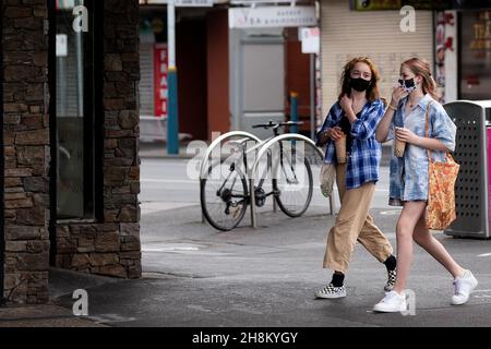 Zwei Mädchen gehen während einer Reihe von Pop-up-Freiheitsprotesten durch Footscray. Jeden Samstag und Sonntag finden in Melbourne Freiheitsproteste statt, als Reaktion auf die COVID-19-Beschränkungen der Regierungen und die fortgesetzte Abschaffung der Freiheiten, obwohl neue Fälle rückläufig sind. Victoria verzeichnete über Nacht weitere 14 neue Fälle sowie 7 Todesfälle. Stockfoto