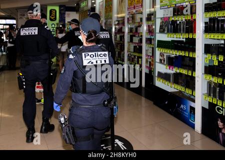 Beamte der öffentlichen Ordnung werden gesehen, wie sie das Chadstone Einkaufszentrum aufräumen, nachdem während einer Reihe von Pop-up-Freiheitsprotesten kleine Proteste stattfanden. Jeden Samstag und Sonntag finden in Melbourne Freiheitsproteste statt, als Reaktion auf die COVID-19-Beschränkungen der Regierungen und die fortgesetzte Abschaffung der Freiheiten, obwohl neue Fälle rückläufig sind. Victoria verzeichnete über Nacht weitere 14 neue Fälle sowie 7 Todesfälle. Stockfoto