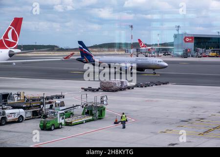 ISTANBUL, TÜRKEI - 7. September 2021: Aeroflot Airbus A320 Taxis zum Teminal am Flughafen Istanbul. Aeroflot ist die Flaggenträger und größte Fluggesellschaft von Stockfoto