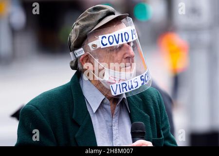 Ein älterer Mann, der einen Gesichtsschutz und eine Maske trägt, wird gesehen, wie er ein anderes Mitglied der Öffentlichkeit interviewte. Die Demonstranten fordern ein Ende des ‘Stoppt den Verkauf von Victoria’, erklärten die Organisatoren der Demonstration, dass dieses Ereignis im März stattfinden sollte. Metropolitan Melbourne unterliegt seit dem 2. August 2020 Beschränkungen der Stufe 4, wobei die Bewohner nach einer zweiten Welle von COVID-19-Fällen in der Gemeinde unter dem Befehl „Aufenthalt zu Hause“ stehen. (Foto von Mikko Robles/Speed Media) Stockfoto