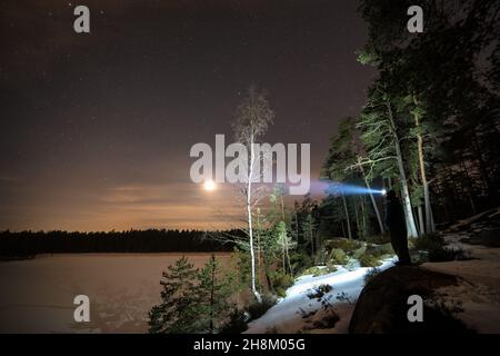 Nachtwanderung im Nuuksio Nationalpark, Vihti, Finnland Stockfoto