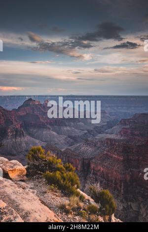 Blick vom Nordrand des Colored Canyon, wolkiger Himmel des Grand Canyon National Park, Arizona, USA Stockfoto