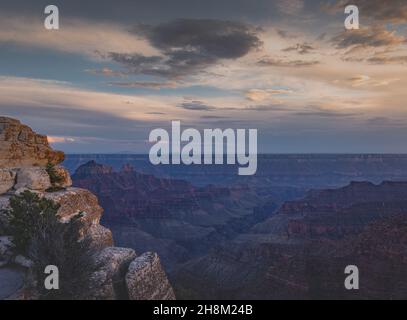 Blick vom Nordrand des Colored Canyon, wolkiger Himmel des Grand Canyon National Park, Arizona, USA Stockfoto