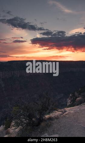 Blick vom Nordrand des Colored Canyon, wolkiger Himmel des Grand Canyon National Park, Arizona, USA Stockfoto