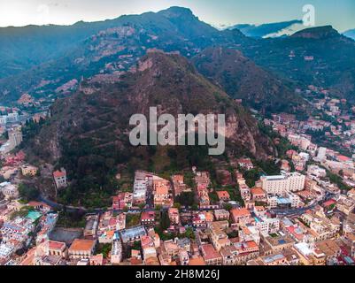 Panoramafoto Sonnenuntergang Taormina, Sizilien Italien. Luftaufnahme von oben. Stockfoto