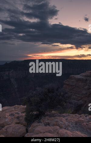 Blick vom Nordrand des Colored Canyon, wolkiger Himmel des Grand Canyon National Park, Arizona, USA Stockfoto