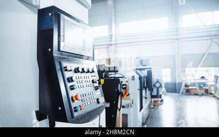 Moderne CNC-Industrieproduktion für Metallbearbeitung, Bohren und Schweißen von Eisen Stockfoto