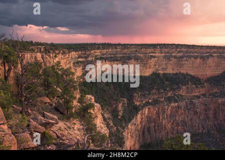 Blick vom Nordrand des Colored Canyon, wolkiger Himmel des Grand Canyon National Park, Arizona, USA Stockfoto