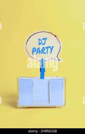 Hand schreiben Zeichen DJ Party. Wort geschrieben auf Person, die aufgenommene populäre Musik im Radio einführt und spielt Bunte Idee Präsentation Anzeige Stockfoto