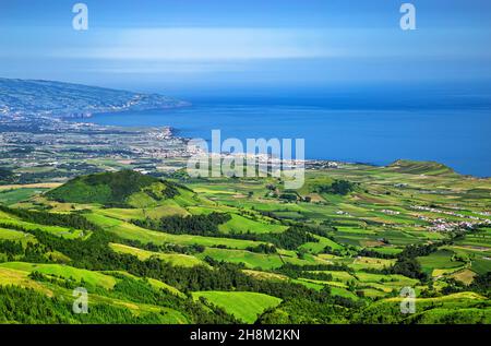 Blick über die Nordküste nach Westen, Insel São Miguel, Azoren, Açores, Portugal, Europa. Stockfoto