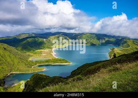 Lagoa do Fogo, Feuersee, Vila Franca do Campo, São Miguel Island, Azoren, Açores, Portugal, Europa. Blick vom Miradouro do Pico da Barrosa. Stockfoto