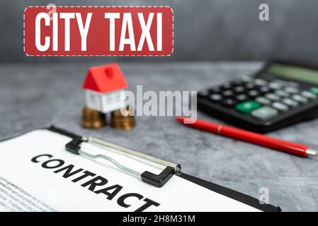 Inspiration mit Schild City Taxi. Wort geschrieben über die Art des Fahrzeugs für die Miete mit einem Fahrer oft für eine nicht gemeinsame Fahrt Kauf New House Ideen, Immobilien Stockfoto