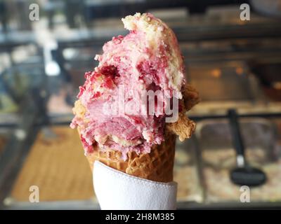 Eis in einer Waffelbecher auf unscharfem Hintergrund. Stockfoto