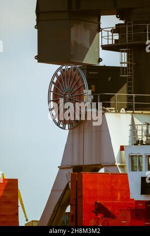 Schlauch außerhalb des modernen Industrieschiffs Stockfoto
