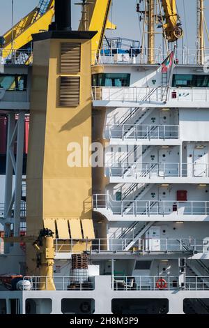 Schlauch außerhalb des modernen Industrieschiffs Stockfoto