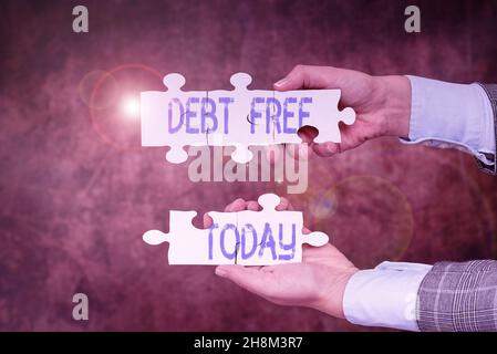 Textschild mit der Anzeige „Debt Free“. Business-Schaufenster frei von Besitz jedes Geld an eine Einzelperson oder ein Unternehmen Geschäftsfrau Finden Strategie für die Lösung Stockfoto