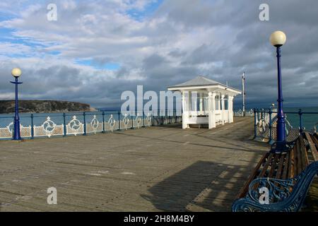 Traditionelles viktorianisches Tierheim und Sitzgelegenheiten am Ende des Swanage Pier, Dorset, England, Großbritannien Stockfoto