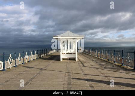 Traditionelles Victoria Shelter am Swanage Pier, Dorset, England Stockfoto