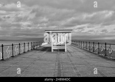 Stimmungsvolles Foto des restaurierten traditionellen Tierheims am Swanage Pier, Dorset, England Stockfoto