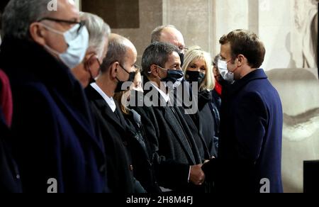 Brian Bouillon-Baker, fils de JosÃ©phine Baker, Le Prince Albert II de Monaco, la PremiÃ¨re Dame Brigitte Macron et le PrÃ©sident de la RÃ©publique Emmanuel Macron - Le CÃ©notaphe de la danseuse et chanteuse française d'origine americaine qui a combattu pour la resistance française et contre le racisme, Josephine Baker (1906-1975) entre au Pantheon par la Grande Porte de Paris, France, le 30 novembre 2021. L'icone sera la sixième femme sur 80 personnalites illustres à recevoir l'honneur d'être accueillie au Pantheon. Das Kenotaph von Josephine Baker (1906-1975), bedeckt mit der französischen Flagge, fo Stockfoto