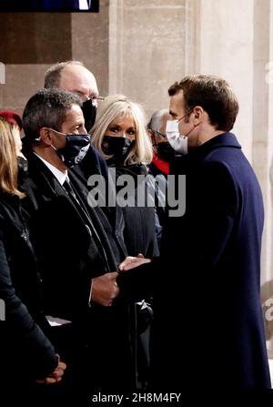 Brian Bouillon-Baker, fils de JosÃ©phine Baker, Le Prince Albert II de Monaco, la PremiÃ¨re Dame Brigitte Macron et le PrÃ©sident de la RÃ©publique Emmanuel Macron - Le CÃ©notaphe de la danseuse et chanteuse française d'origine americaine qui a combattu pour la resistance française et contre le racisme, Josephine Baker (1906-1975) entre au Pantheon par la Grande Porte de Paris, France, le 30 novembre 2021. L'icone sera la sixième femme sur 80 personnalites illustres à recevoir l'honneur d'être accueillie au Pantheon. Das Kenotaph von Josephine Baker (1906-1975), bedeckt mit der französischen Flagge, fo Stockfoto