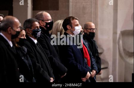 Brian Bouillon-Baker, fils de JosÃ©phine Baker, le Prince Albert II de Monaco et le PrÃ©sident de la RÃ©publique Emmanuel Macron - Le CÃ©notaphe de la danseuse et chanteuse française d'origine americaine qui a combattu pour la resistance française et contre le racisme, Josephine Baker (1906-1975) entre au Pantheon par la Grande Porte de Paris, France, le 30 novembre 2021. L'icone sera la sixième femme sur 80 personnalites illustres à recevoir l'honneur d'être accueillie au Pantheon. Das Kenotaph von Josephine Baker (1906-1975), bedeckt mit der französischen Flagge, gefolgt von einer Fliegerin der A Stockfoto