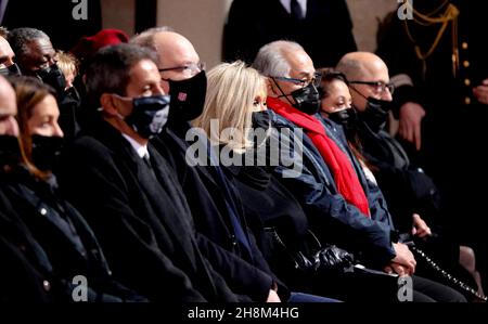 Brian Bouillon-Baker, fils de JosÃ©phine Baker, le Prince Albert II de Monaco et la PremiÃ¨re Dame Brigitte Macron - Le CÃ©notaphe de la danseuse et chanteuse française d'origine americaine qui a combattu pour la resistance française et contre le racisme, Josephine Baker (1906-1975) entre au Pantheon par la Grande Porte de Paris, France, le 30 novembre 2021. L'icone sera la sixième femme sur 80 personnalites illustres à recevoir l'honneur d'être accueillie au Pantheon. Das Kenotaph von Josephine Baker (1906-1975), bedeckt mit der französischen Flagge, gefolgt von einer Fliegerin der Luftwaffe und S Stockfoto