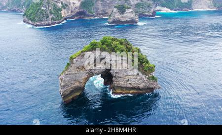 Elephant Rock Formation. Dieser natürliche Felsbogen befindet sich im Indischen Ozean, Nusa Penida Island, Provinz Bali. Dieses große offene Loch an der Seite des Stockfoto