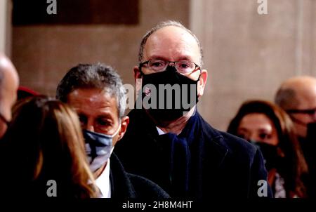 Le Prince Albert II de Monaco - Le CÃ©notaphe de la danseuse et chanteuse française d'origine americaine qui a combattu pour la resistance française et contre le racisme, Josephine Baker (1906-1975) entre au Pantheon par la Grande Porte de Paris, France, le 30 novembre 2021. L'icone sera la sixième femme sur 80 personnalites illustres à recevoir l'honneur d'être accueillie au Pantheon. Das Kenotaph von Josephine Baker (1906-1975), bedeckt mit der französischen Flagge, gefolgt von einer Fliegerin der Luftwaffe und des Weltraums, die das Kissen trägt, auf dem die fünf Dekorationen des Amerikaners bo angebracht sind Stockfoto