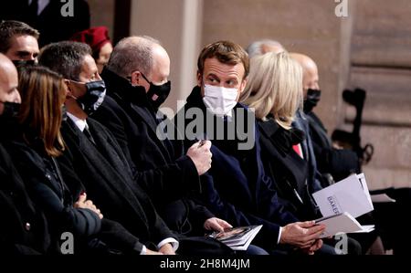 Brian Bouillon-Baker, fils de JosÃ©phine Baker, Le Prince Albert II de Monaco et le PrÃ©sident de la RÃ©publique Emmanuel Macron - Le CÃ©notaphe de la danseuse et chanteuse française d'origine americaine qui a combattu pour la resistance française et contre le racisme, Josephine Baker (1906-1975) entre au Pantheon par la Grande Porte de Paris, France, le 30 novembre 2021. L'icone sera la sixième femme sur 80 personnalites illustres à recevoir l'honneur d'être accueillie au Pantheon. Das Kenotaph von Josephine Baker (1906-1975), bedeckt mit der französischen Flagge, gefolgt von einer Fliegerin der A Stockfoto