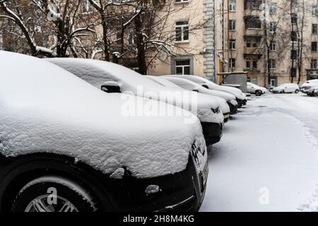 Moskau, Russland - 1. Dezember 2021: Schneebedecktes Auto nach starkem Schneefall in Moskau. Das Auto ist mit Schnee bedeckt und steht im Innenhof eines Wohngebietes. Hochwertige Fotos Stockfoto