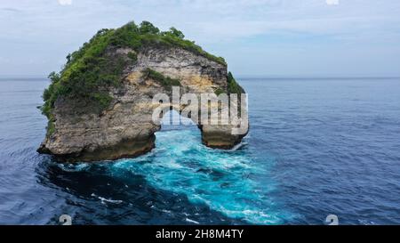 Elephant Rock Formation. Dieser natürliche Felsbogen befindet sich im Indischen Ozean, Nusa Penida Island, Provinz Bali. Dieses große offene Loch an der Seite des Stockfoto