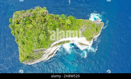 Elephant Rock Formation. Dieser natürliche Felsbogen befindet sich im Indischen Ozean, Nusa Penida Island, Provinz Bali. Dieses große offene Loch an der Seite des Stockfoto