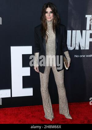 Los Angeles, Usa. 30th. November 2021. LOS ANGELES, KALIFORNIEN, USA - 30. NOVEMBER: Die Schauspielerin Sandra Bullock im Jumpsuit von Stella McCartney und Tyler Ellis CLUTCH treffen bei der Los Angeles Premiere von Netflix's „The Unforgivable“ ein, die am 30. November 2021 im Directors Guild of America Theatre in Los Angeles, Kalifornien, USA, stattfand. (Foto von Xavier Collin/Image Press Agency) Quelle: Image Press Agency/Alamy Live News Stockfoto