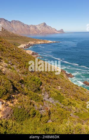 Blick auf den östlichen Rand der False Bay vom Clarence Drive (Route 44) im Western Cape, Südafrika. Stockfoto