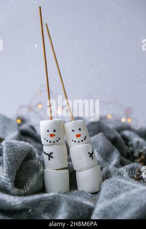 Zwei fröhliche lustige Schneemänner. Marshallow-Freunde. Diy. Süße Leckerbissen für Kinder lustig marshallow Schneemann. Weihnachten Winterurlaub Dekoration. Stockfoto