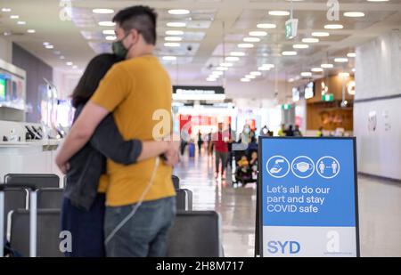 (211201) -- SYDNEY, 1. Dezember 2021 (Xinhua) -- Passagiere werden am 1. Dezember 2021 am Sydney Airport in Sydney, Australien, gesehen. Der australische Bundesstaat New South Wales hat am Dienstag einige weitere Vorsichtsmaßnahmen zum Umgang mit dem neuen Omicron-Stamm angekündigt. Die NSW, die Anfang November die obligatorische Hotelquarantäne für vollständig geimpfte Reisende im Ausland abgekratzt hat, wird eine 72-stündige Isolation an einer angegebenen Adresse oder Unterkunft sowie einen PCR-Test für alle Überseereisenden aus Ländern und Regionen außer acht afrikanischen Nationen, darunter Südafrika, Lesotho, Botswana, Simbabwe und Mosambik, verhängen Stockfoto