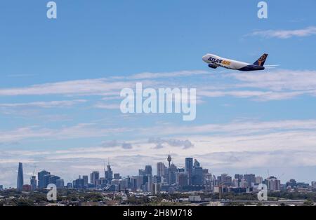 (211201) -- SYDNEY, 1. Dezember 2021 (Xinhua) -- Ein Flug über CBD von Sydney, Australien, am 1. Dezember 2021. Der australische Bundesstaat New South Wales hat am Dienstag einige weitere Vorsichtsmaßnahmen zum Umgang mit dem neuen Omicron-Stamm angekündigt. Die NSW, die Anfang November die obligatorische Hotelquarantäne für vollständig geimpfte Reisende im Ausland abgekratzt hat, wird eine 72-stündige Isolation an einer angegebenen Adresse oder Unterkunft sowie einen PCR-Test für alle Überseereisenden aus Ländern und Regionen außer acht afrikanischen Ländern, darunter Südafrika, Lesotho, Botswana, Simbabwe, Mosambik, Namibia, Esw Stockfoto