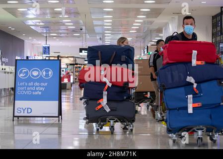 (211201) -- SYDNEY, 1. Dezember 2021 (Xinhua) -- Passagiere werden am 1. Dezember 2021 am Sydney Airport in Sydney, Australien, gesehen. Der australische Bundesstaat New South Wales hat am Dienstag einige weitere Vorsichtsmaßnahmen zum Umgang mit dem neuen Omicron-Stamm angekündigt. Die NSW, die Anfang November die obligatorische Hotelquarantäne für vollständig geimpfte Reisende im Ausland abgekratzt hat, wird eine 72-stündige Isolation an einer angegebenen Adresse oder Unterkunft sowie einen PCR-Test für alle Überseereisenden aus Ländern und Regionen außer acht afrikanischen Nationen, darunter Südafrika, Lesotho, Botswana, Simbabwe und Mosambik, verhängen Stockfoto