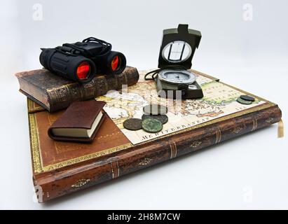 Set von Gegenständen für Abenteuer und Erkundungen. Bücher, Karte, Kompass, alte Münze isoliert auf weißem Hintergrund. Stockfoto