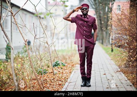 Porträt eines afroamerikanischen Militärs in roter Uniform und Baskenmütze. Stockfoto